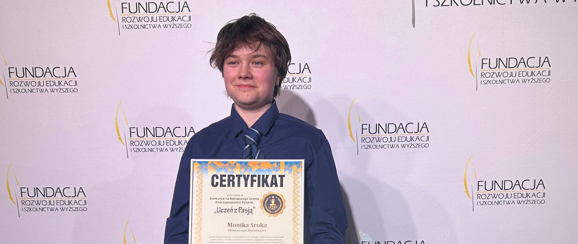 Uczennica naszej szkoły podczas uroczystej Gali Finałowej odbiera certyfikat „Uczeń z Pasją”, przyznany przez Fundację Rozwoju Edukacji i Szkolnictwa Wyższego.