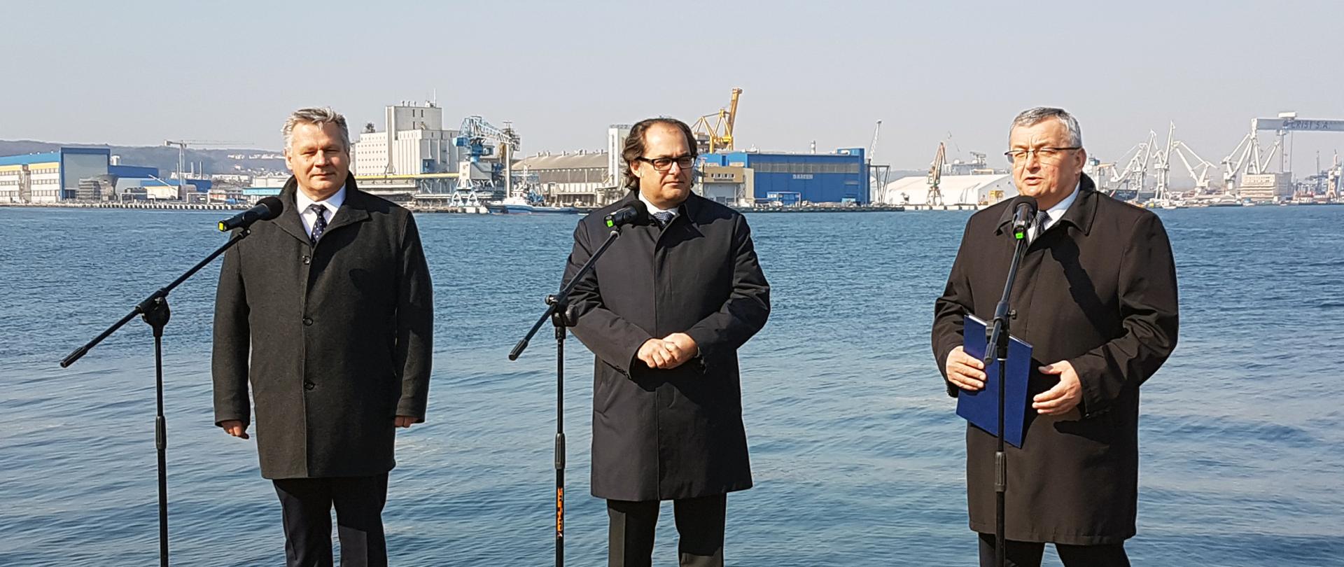 Minister infrastruktury podczas konferencji prasowej w Gdyni