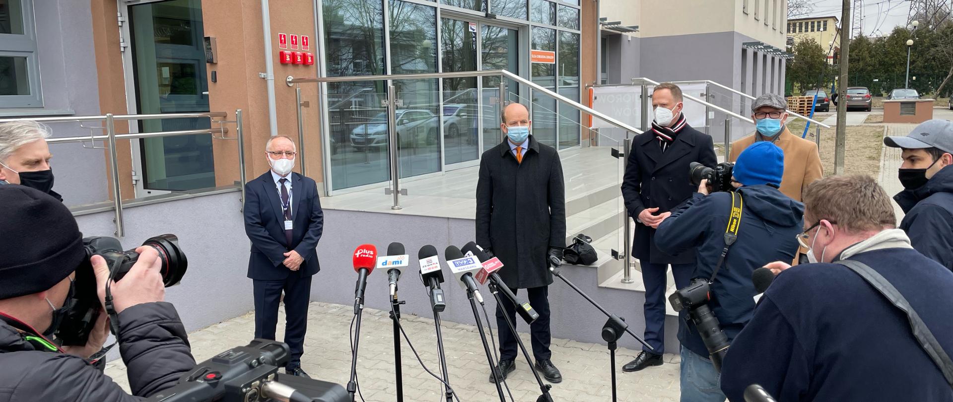 Briefing prasowy Wojewody Mazowieckiego w szpitalu tymczasowym w Centrum Rehabilitacji Radomskiego Szpitala Specjalistycznego 