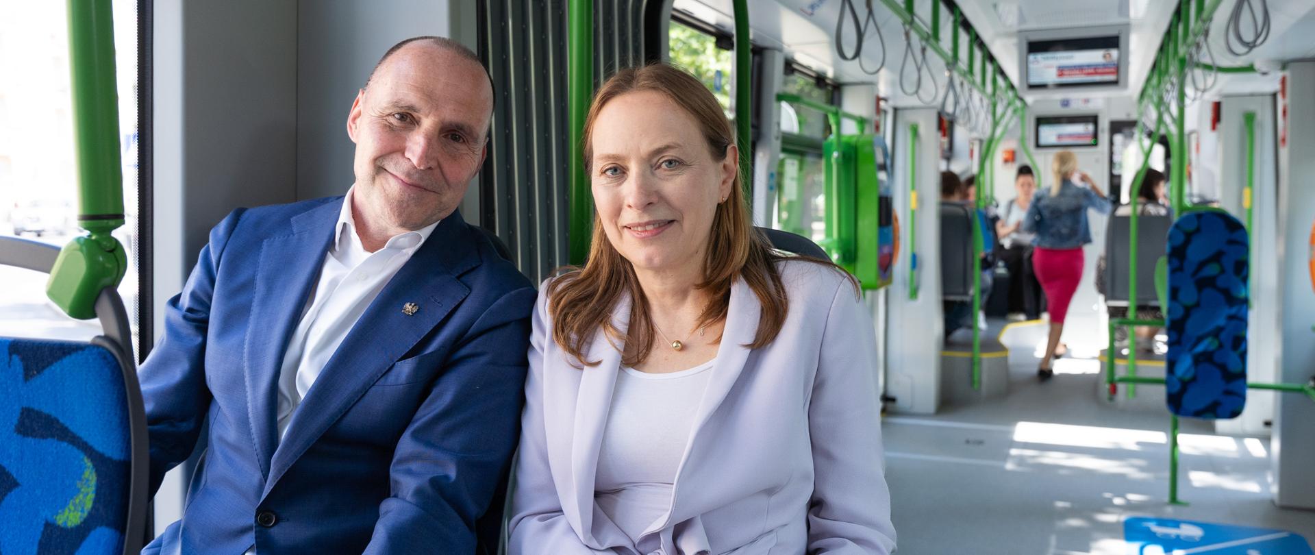 wojewoda i minister rozwoju i funduszy europejskich siedzą w tramwaju