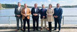 W piątek 17 kwietnia 2026 roku odbyło się spotkanie na zbiorniku Borków z udziałem m.in. prezesa Wód Polskich Mateusza Balcerowicza, Wicewojewody Świętokrzyskiego Michała Skotnickiego, burmistrza Miasta i Gminy Daleszyce Dariusza Meresińskiego oraz dyrektora RZGW w Krakowie Wojciecha Kozaka.