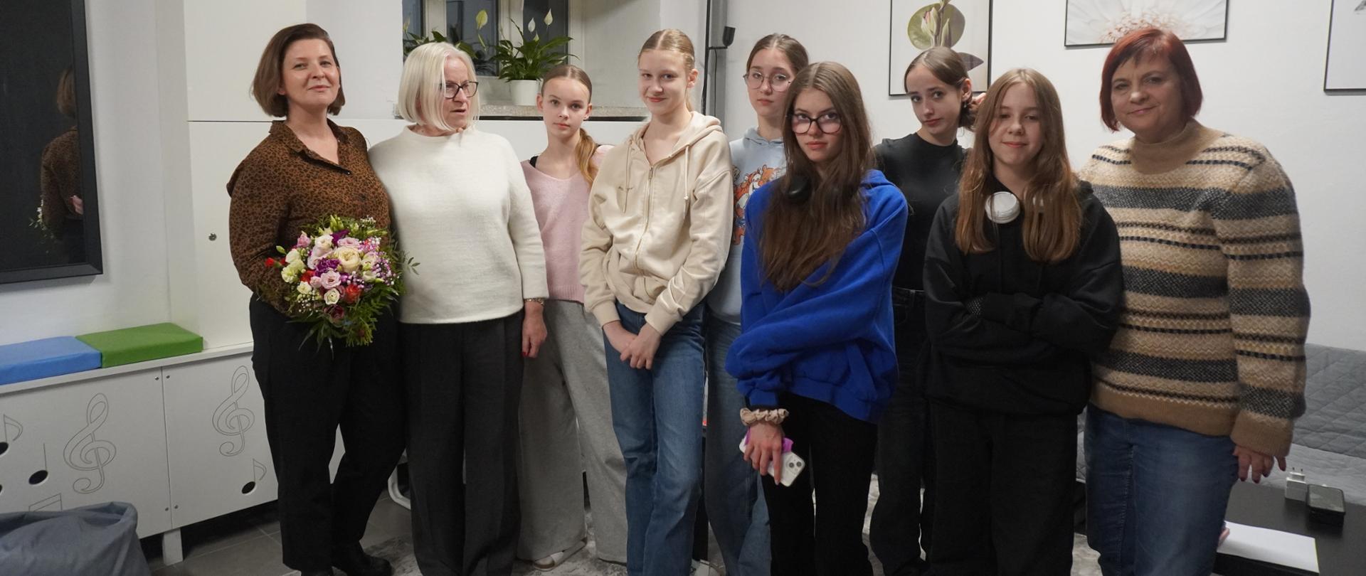 Pamiątkowe zdjęcie wychowanków i wychowawców z autorką książki