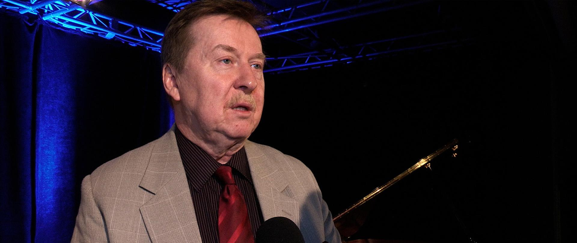 Na zdjęciu mężczyzna udzielający wywiadu dla telewizji. 