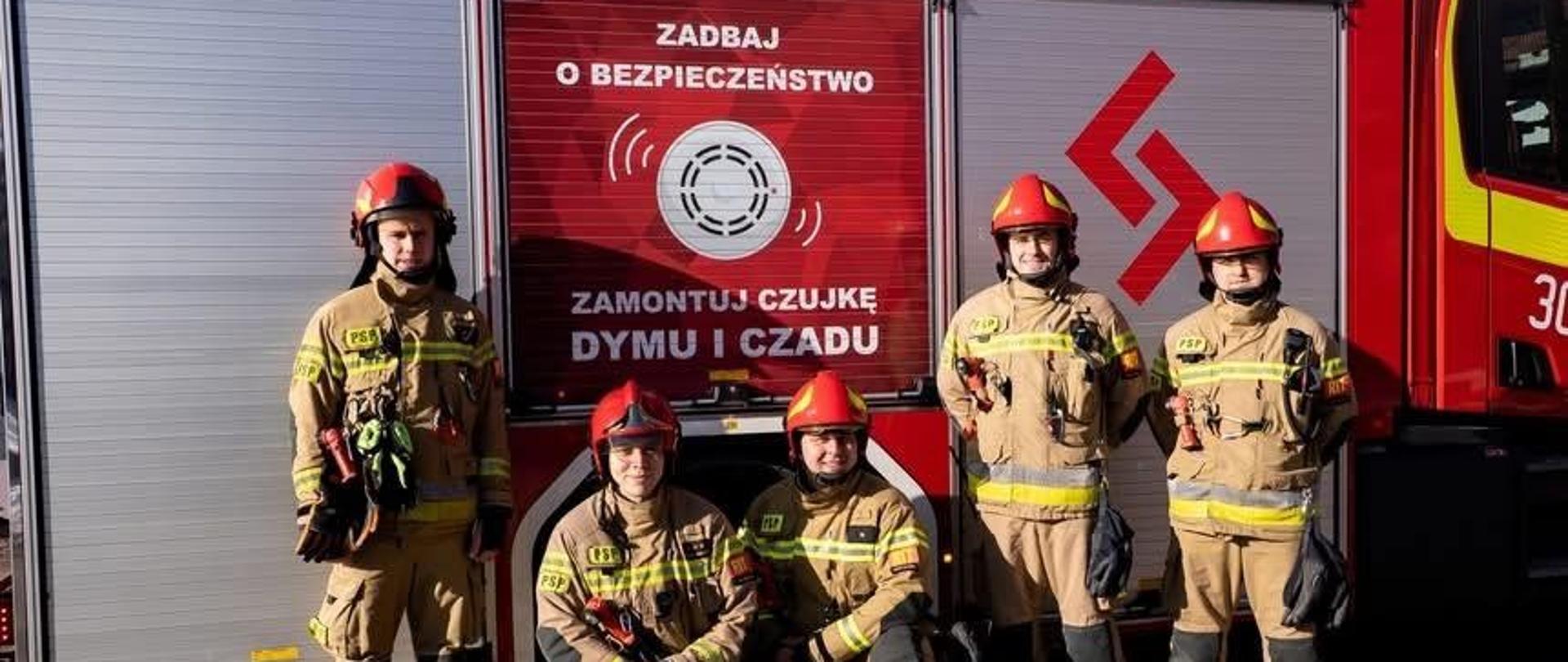 Strażacy Komendy Wojewódzkiej Państwowej Straży Pożarnej w Łodzi podczas akcji "Czadowa Straż" współorganizowanej z Radiem ZET.