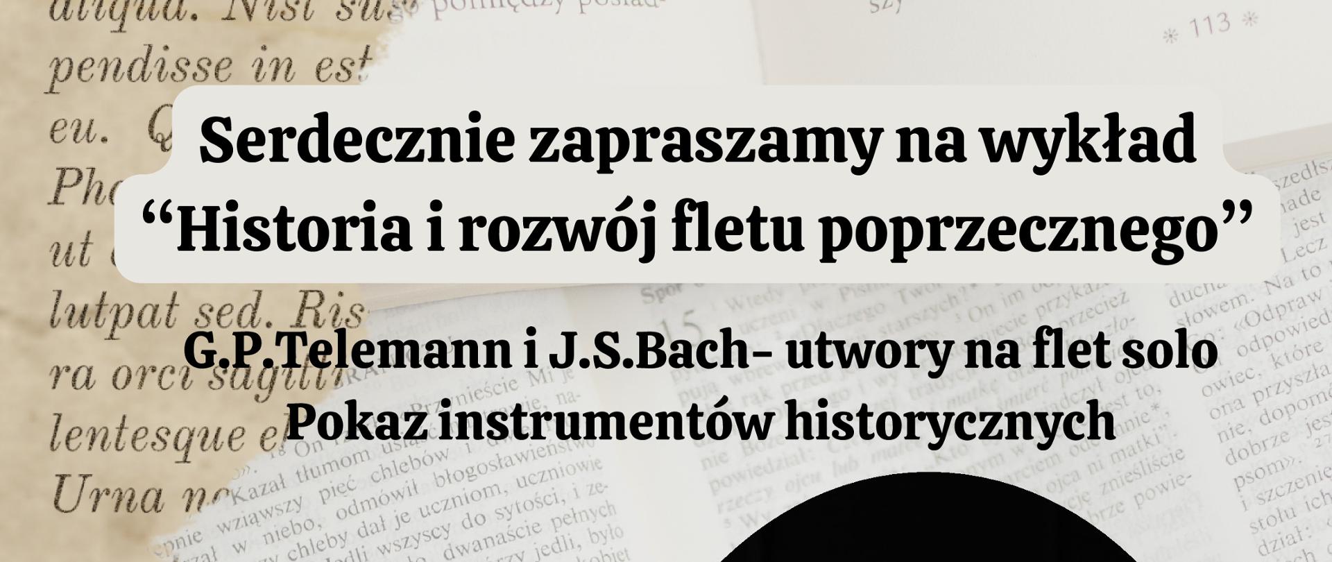 na dole plakatu w lewym rogu widoczne są 4 stare książki. Na wspomnianych książkach znajduje się szklany pojemnik na tusz a w nim zwierzęce pióro. Na środku po prawej stronie na ciemnym tle znajduje się zdjęcie P. Sebastiana Drózd trzymającego flet prosty. Całość plakatu zawiera w tle literki/strony z podręczników/czasopism.