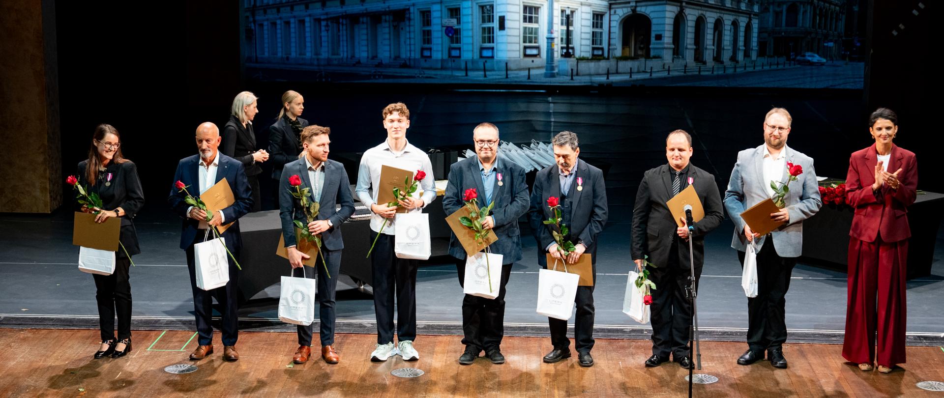 Uroczystości z okazji 80-lecia Opery Wrocławskiej były okazją do wręczenia odznaczeń i medali dla artystów i pracowników związanych z Operą Wrocławską