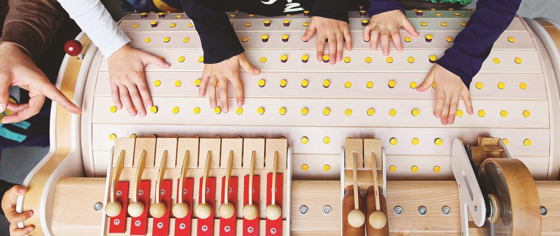 Dzieci podczas zajęć z Musiconem