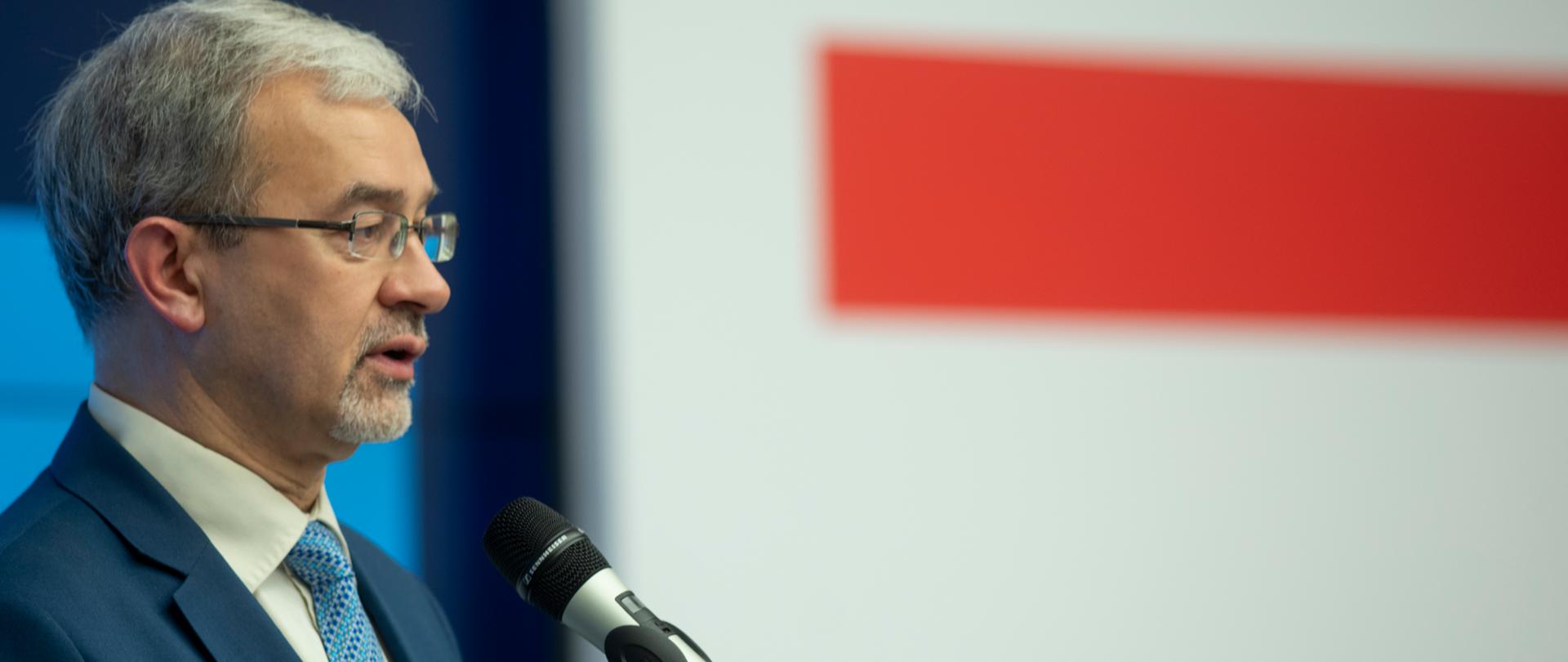 Minister Kwieciński podczas konferencji