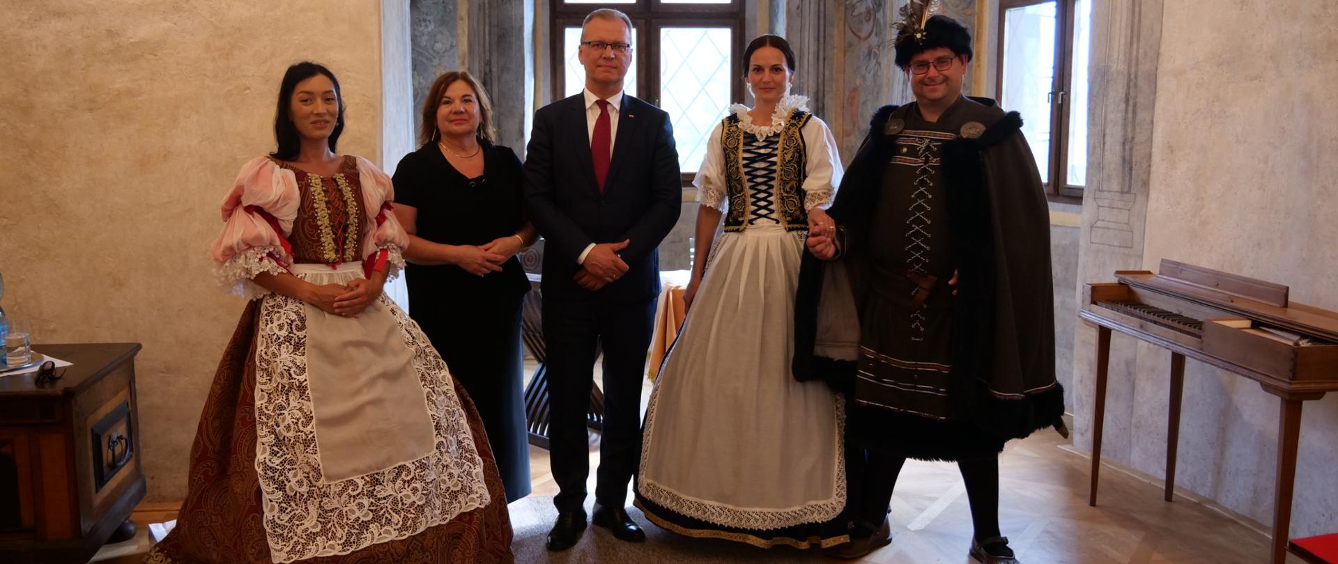 Spotkanie ambasadora z dyrektor muzeum w Muzeum Orawskim w Orawskim Podzamku