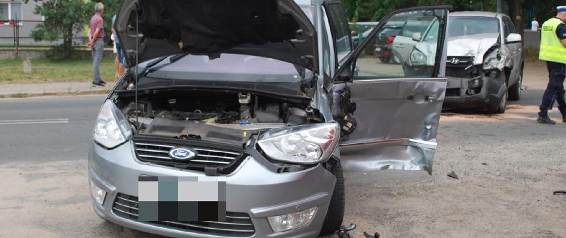 Zdjęcie przedstawia dwa uszkodzone samochody osobowe.
