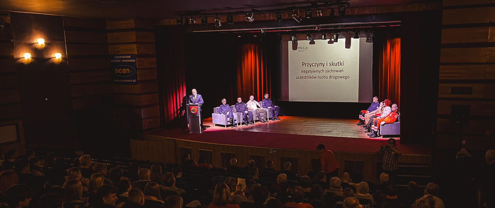 Prelegenci w trakcie wystąpienia w sali kinowej.