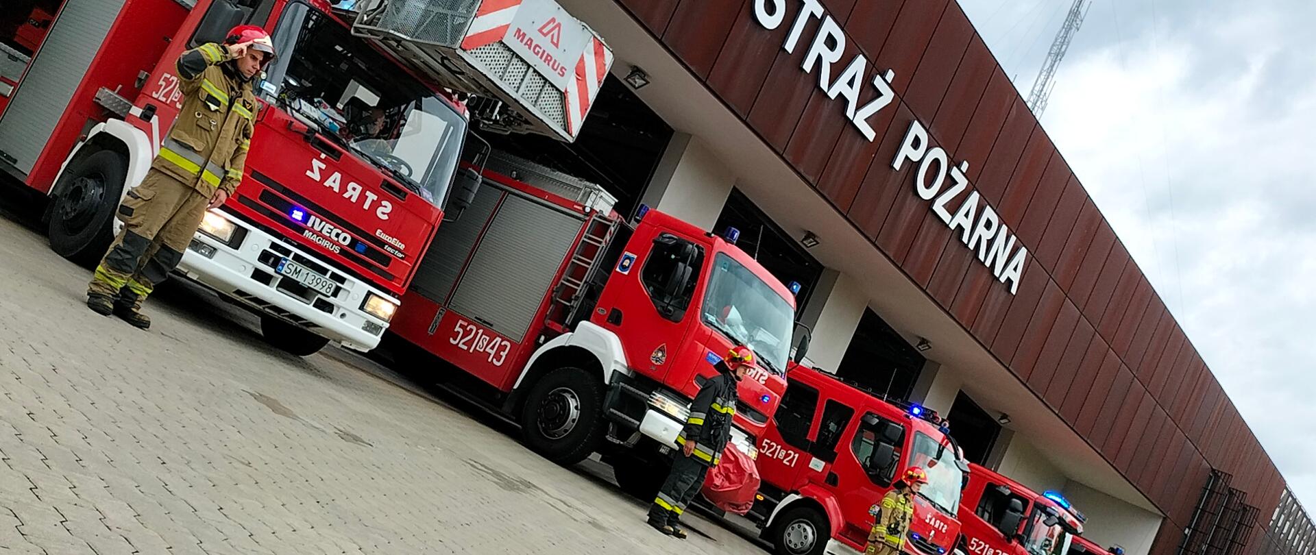 Oddanie hołdu w rocznicę wybuchu Powstania Warszawskiego strażacy