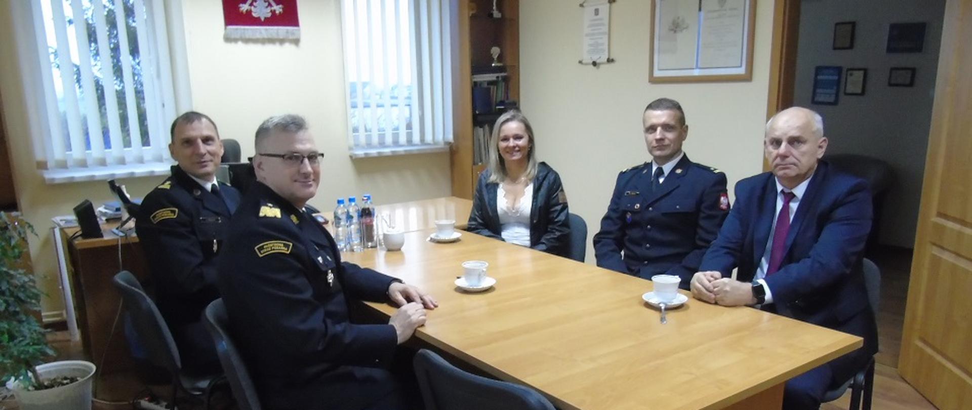 W siedzibie komendy nadbryg. Jacek Kaczmarek, Starosta Jarosław Kołtuniak, Skarbnik Starostwa Urszula Miętkiewicz, Komendanci Powiatowi bryg. Adam Małecki, mł. bryg Maciej Górecki