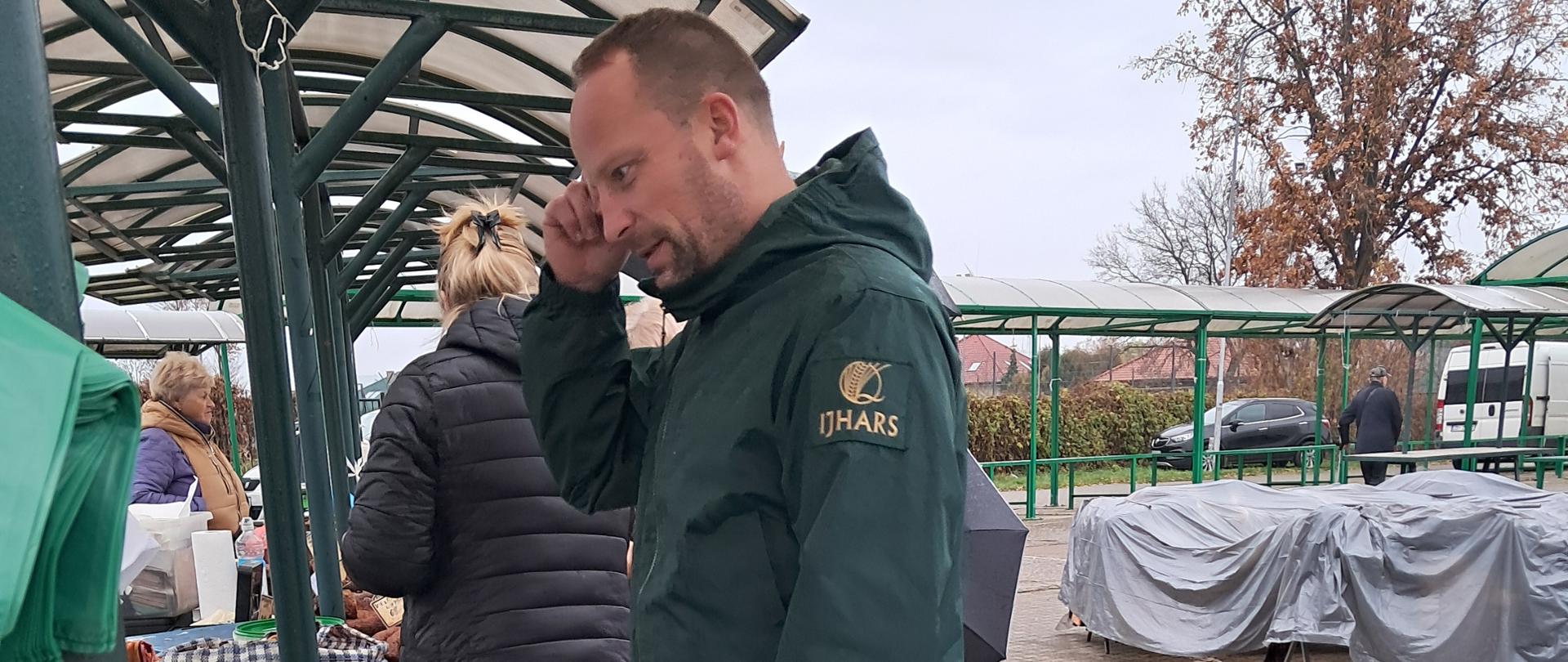 Inspektor IJHARS na targowisku miejskim w Białogardzie, stoiska z miadami