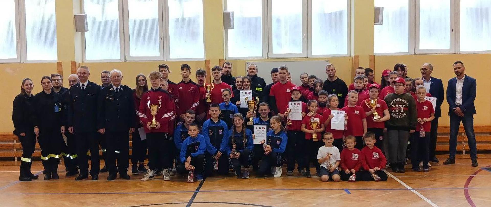 Młodzieżowe Drużyny Pożarnicze OSP biorące udział w Mikołajkowym Turnieju.