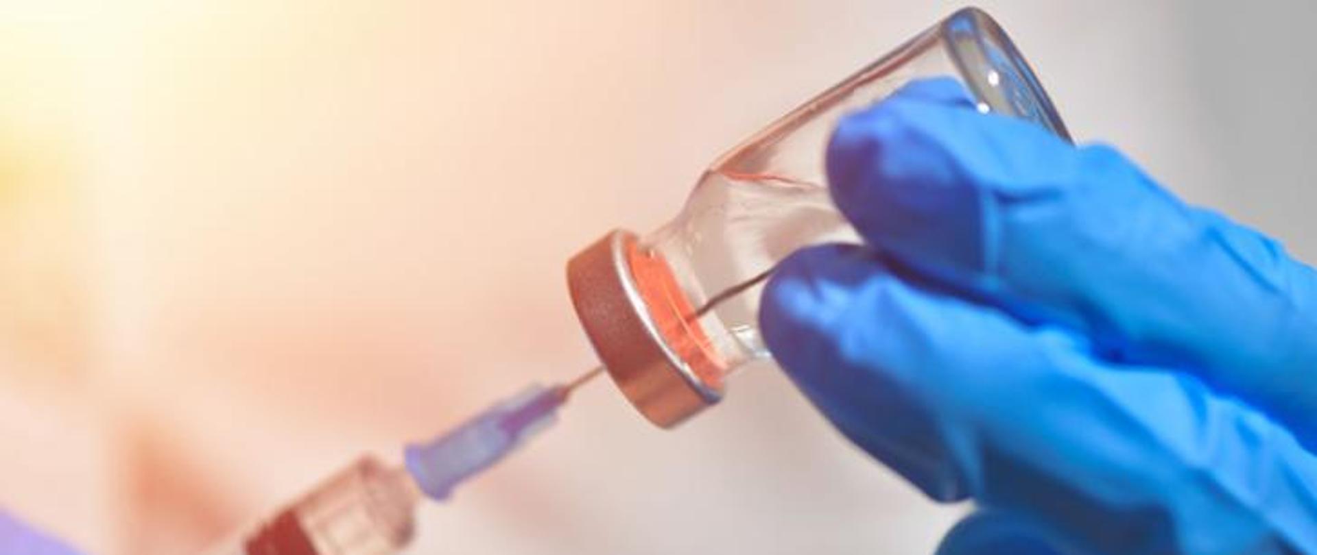 Na zdjęciu znajduje się fiolka ze strzykawką 