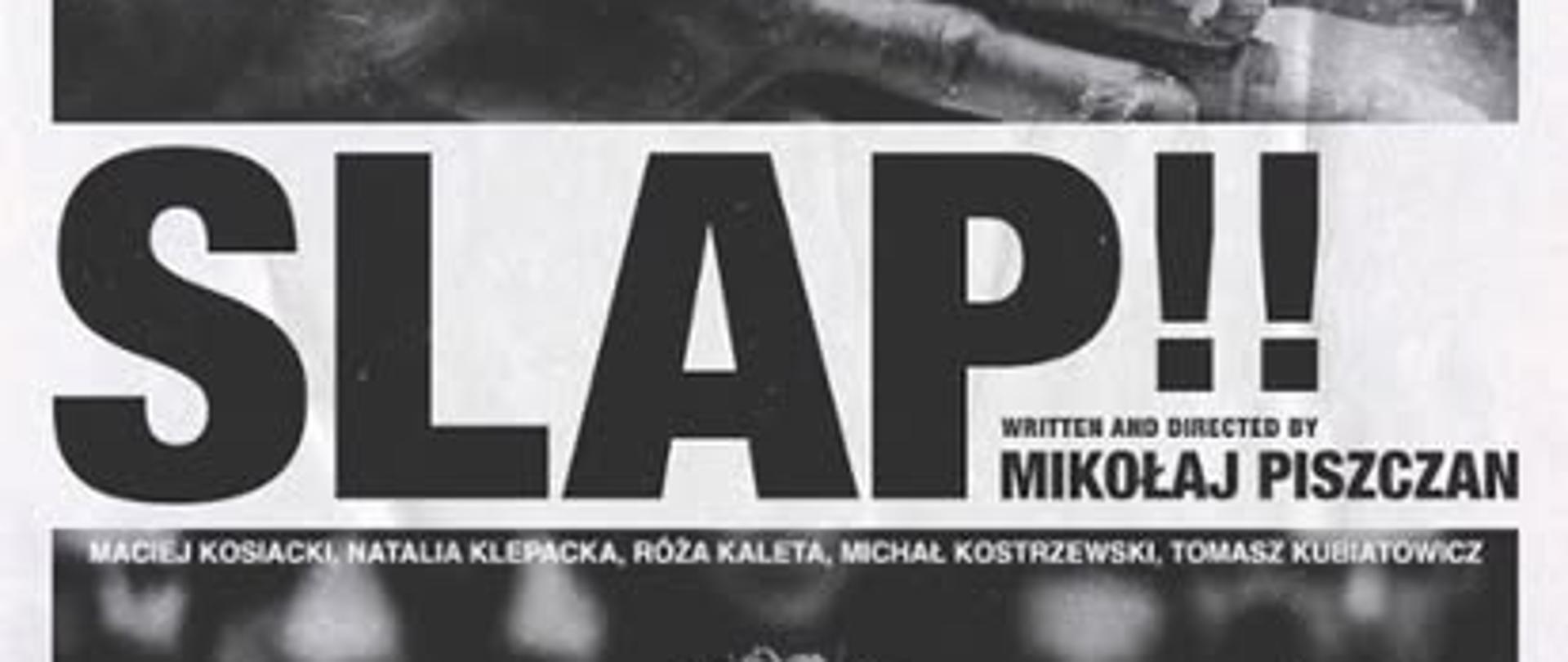 Črno-beli plakat filma SLAP!! Mikołaja Piszczana. V zgornjem delu je prikazana odprta dlan, pod njo velik naslov filma, v spodnjem delu pa portret moškega.