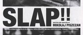 Črno-beli plakat filma SLAP!! Mikołaja Piszczana. V zgornjem delu je prikazana odprta dlan, pod njo velik naslov filma, v spodnjem delu pa portret moškega.
