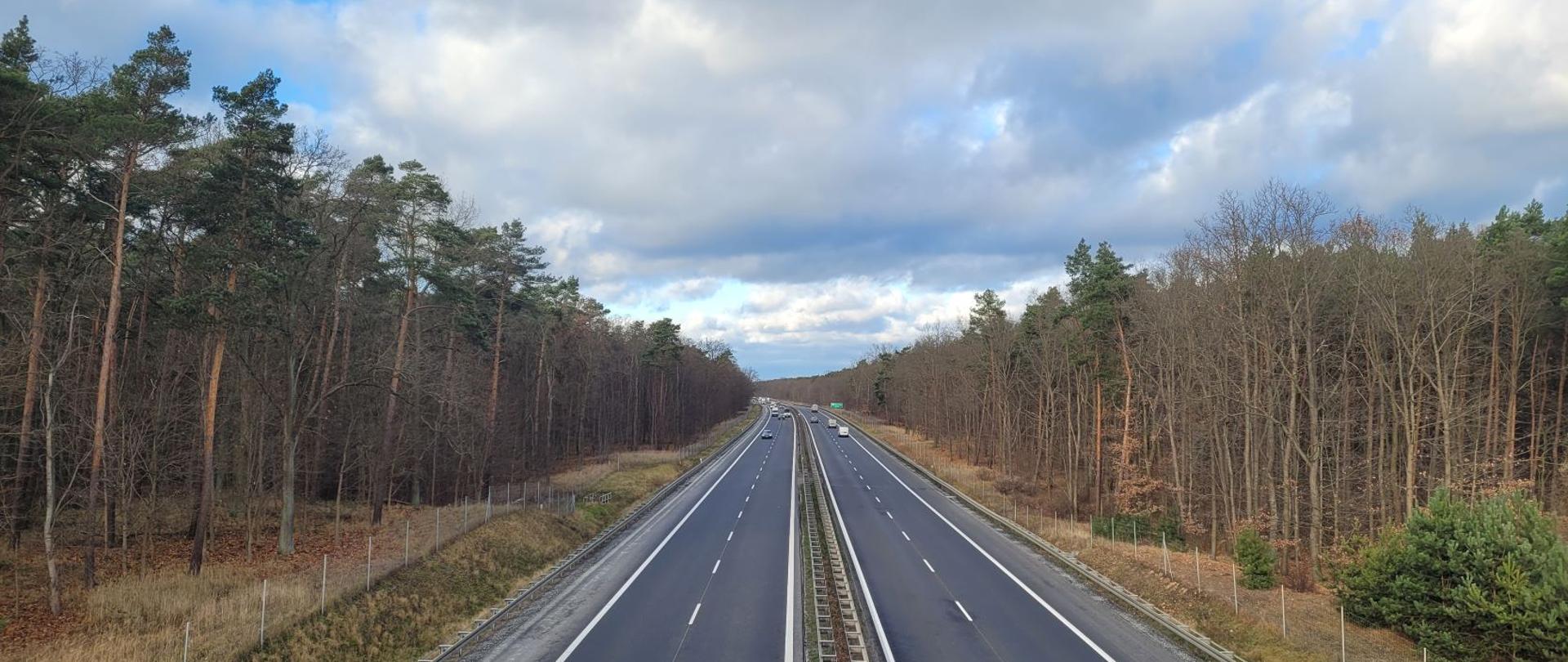 Droga ekspresowa dwujezdniowa, widoczne samochody.