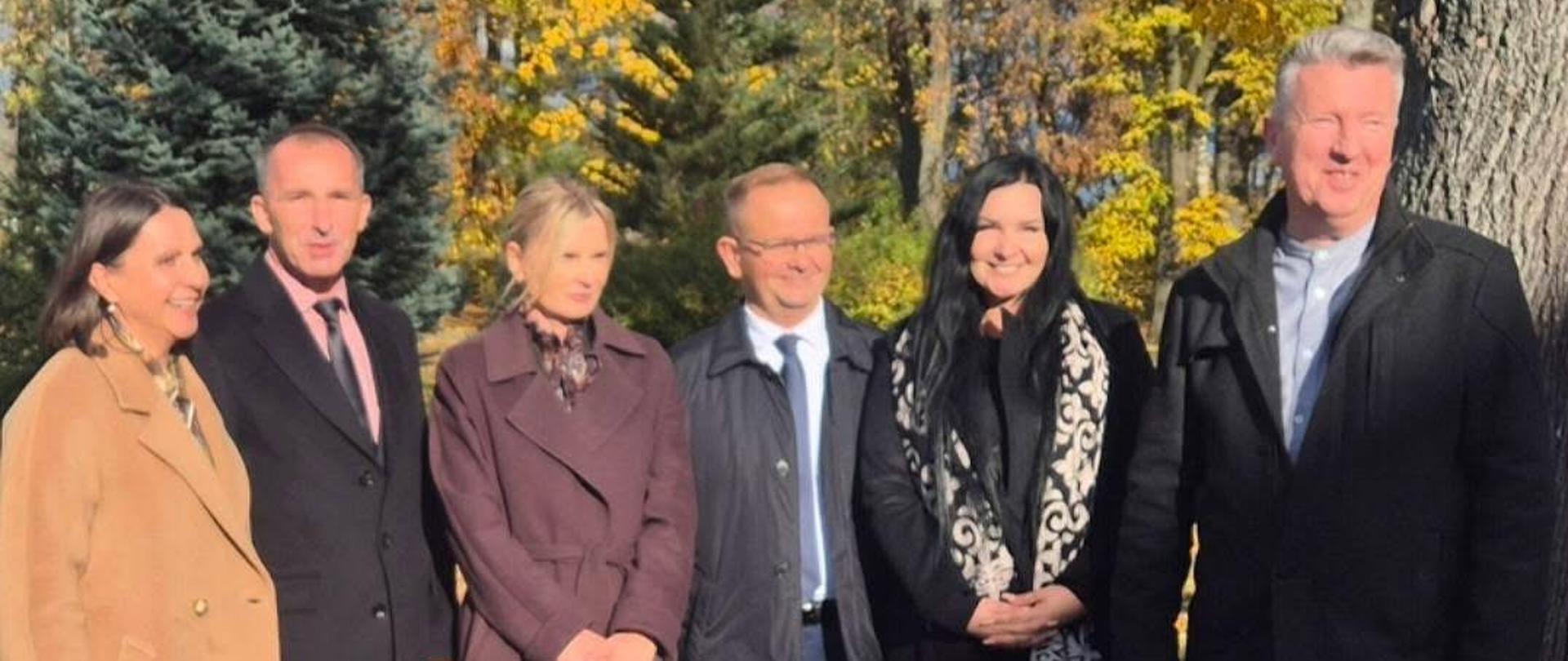 Na zdjęciu znajdują się sześć osób trzy kobiety i trzech mężczyzn . Od lewej: Zastępca Prezesa Kasy Rolniczego Ubezpieczenia Społecznego Helena Rudzis-Gruchała, Prezes Kasy Rolniczego Ubezpieczenia Społecznego Tomasz Ślusarczyk, Dyrektor Oddziału Regionalnego Kasy Rolniczego Ubezpieczenia Społecznego w Krakowie Iwona Szablińska, Zastępca Dyrektora Oddziału Regionalnego Kasy Rolniczego Ubezpieczenia Społecznego w Krakowie Jacek Kwit, Kierownik Placówki Terenowej Kasy Rolniczego Ubezpieczenia Społecznego w Limanowej Maria Duchnik oraz Kierownik Placówki Terenowej Kasy Rolniczego Ubezpieczenia Społecznego w Nowym Targu Andrzej Bukała.