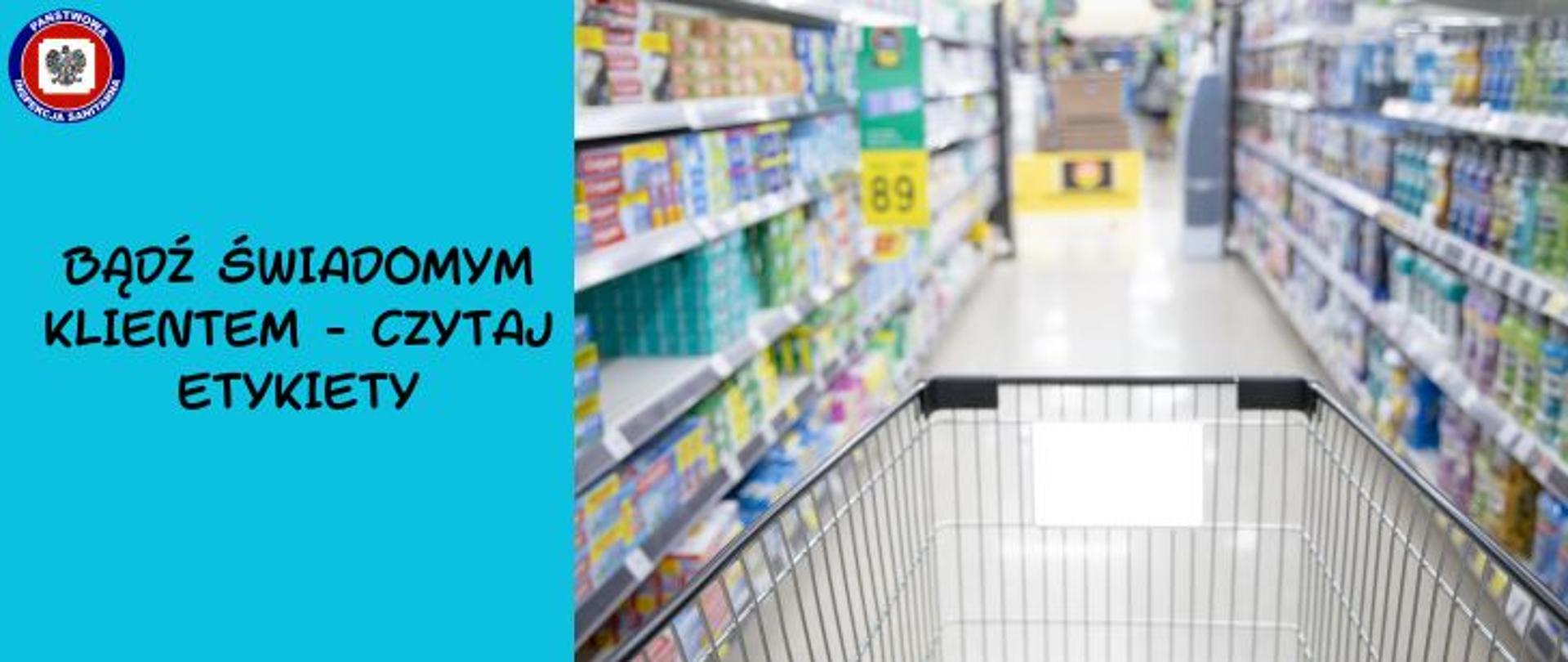 Z prawej strony sklepowy wózek jadący między regałami z różnego rodzaju produktami w hipermarkecie, po lewej na niebieskim tle ciemny napis "|Bądź świadomym konsumentem - czytaj etykiety". W lewym górnym rogu logo Państwowej Inspekcji Sanitarnej.