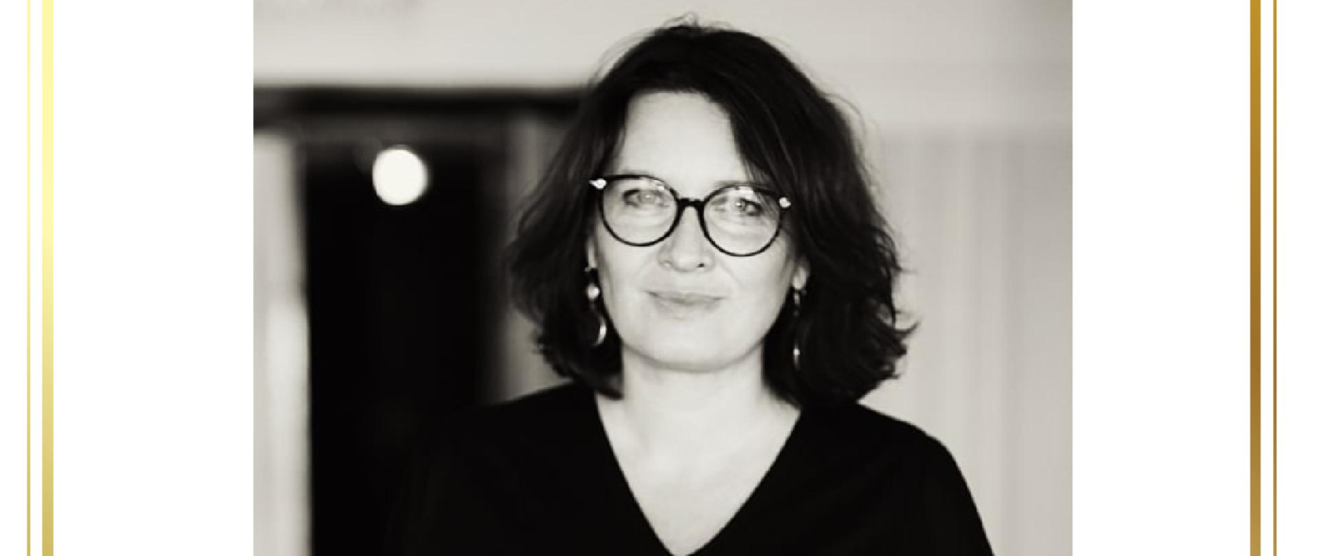 Zdjęcie przedstawia Panią Annę jest w kolorze czarno-białym oraz informację o warsztatach, które będzie prowadziła w PSM I stopnia w Płońsku w dniu 2 grudnia od godziny 12:00