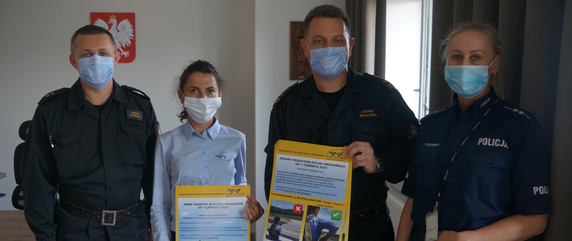 Przedstawiciele żywieckich policjantów przekazują plakaty celem dystrybucji
