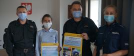 Przedstawiciele żywieckich policjantów przekazują plakaty celem dystrybucji