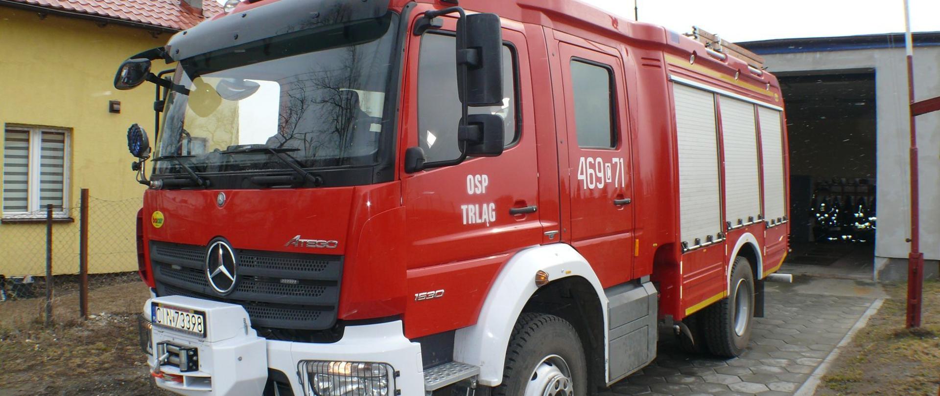 OSP Trląg remiza wraz z samochodem