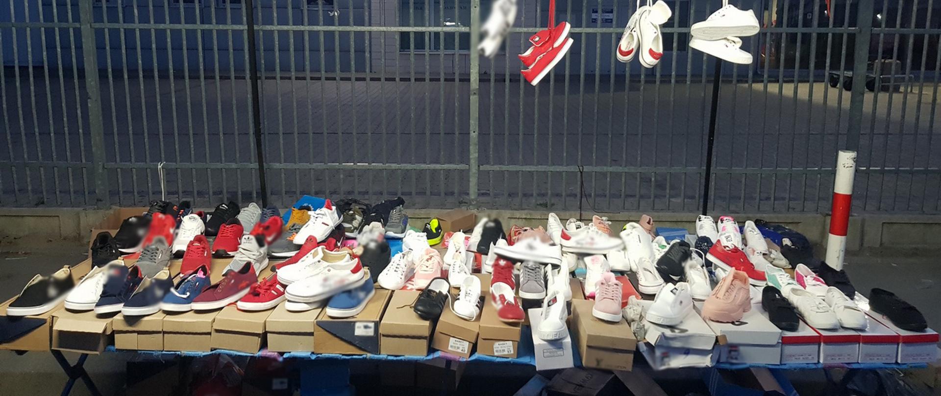 Stoisko z podrobionym obuwiem