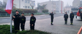 Na zdjęciu strażacy podczas uroczystej zbiórki