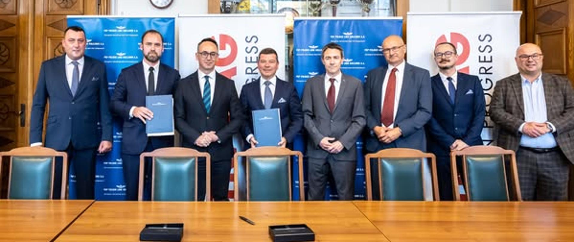 11 września 2025 r., w obecności ministra infrastruktury Dariusza Klimczaka, przedstawiciele PKP Polskich Linii Kolejowych SA podpisali umowę na przebudowę stacji Maksymilianowo