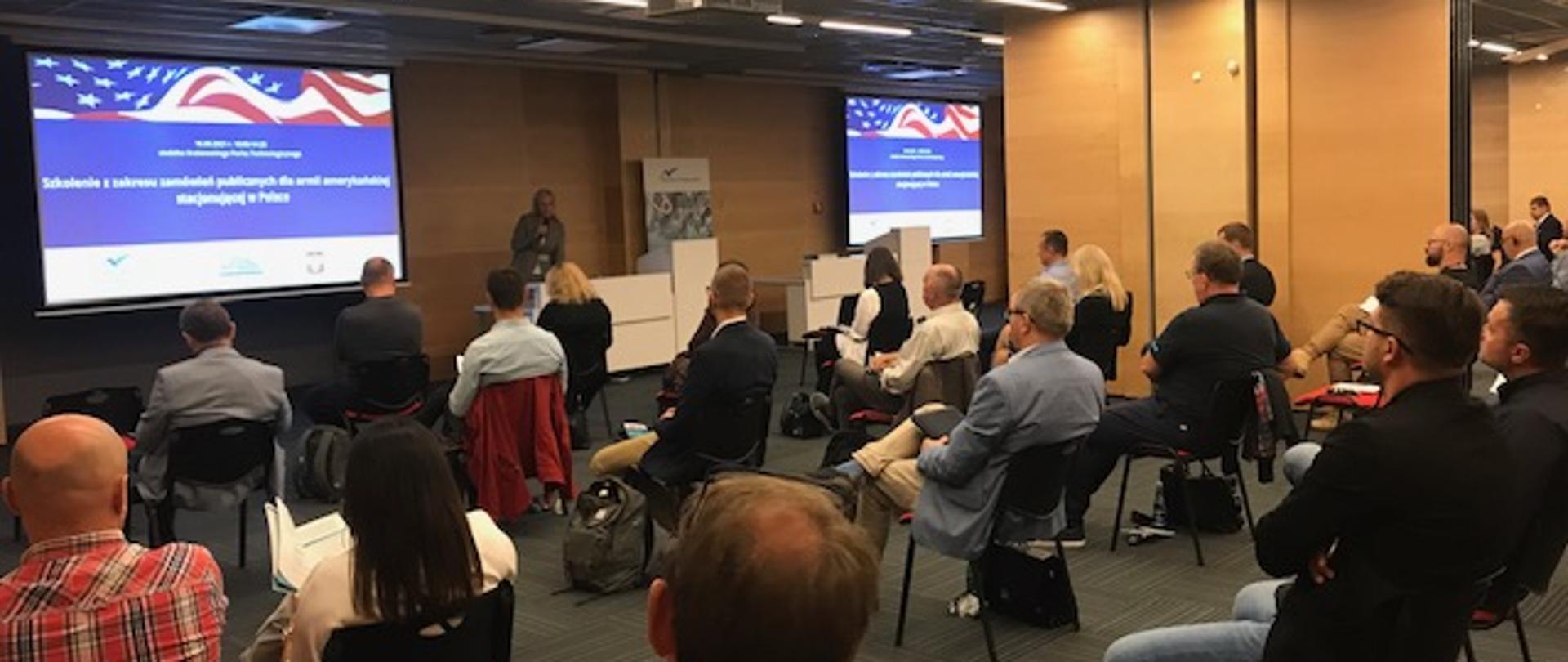 przedsiębiorcy słuchający wykładu