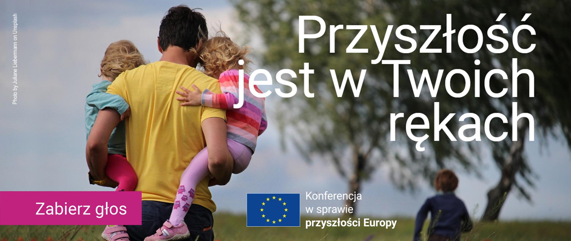 Infografika do komunikatu "Weź udział w cyklu konferencji w sprawie przyszłości Europy".
Mężczyzna niosący po łące na rękach dwie małe dziewczynki. 