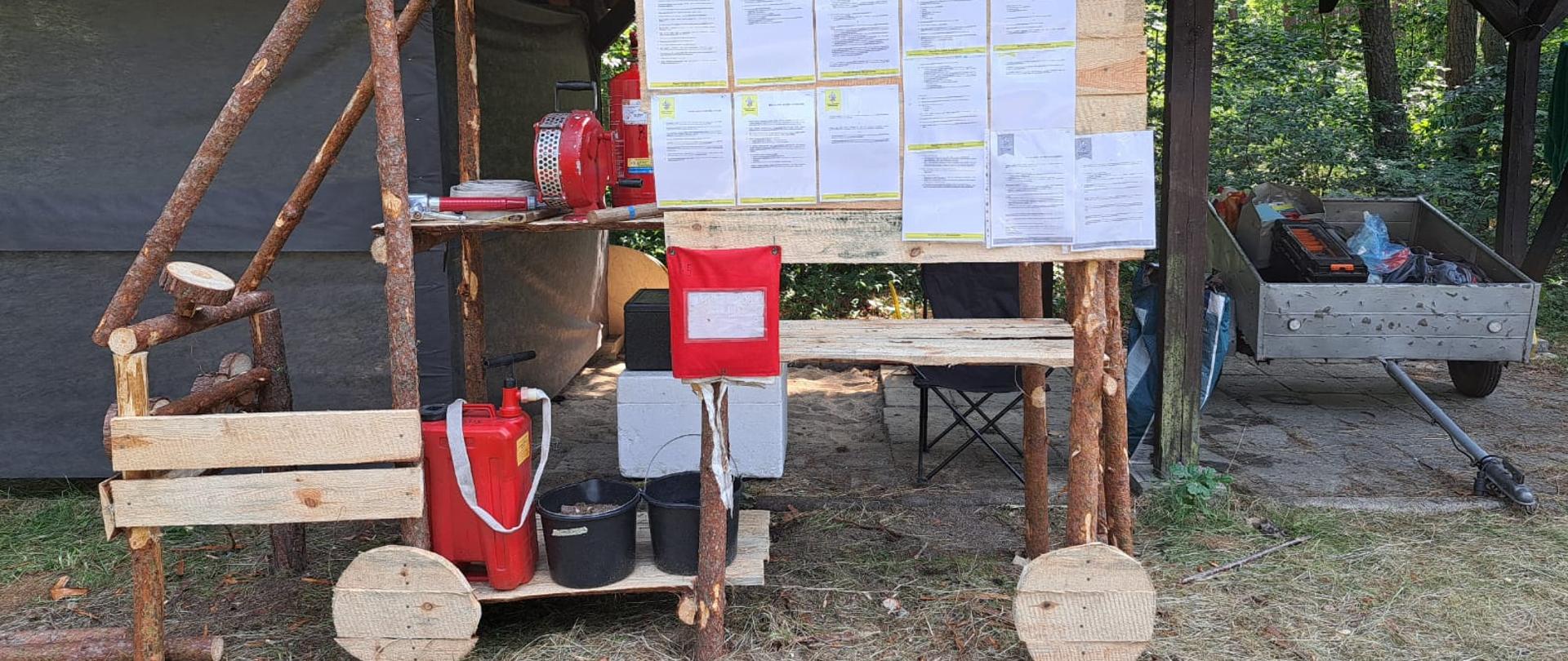 Na zdjęciu stanowisko do spraw przeciwpożarowych przy obozowisku harcerskim