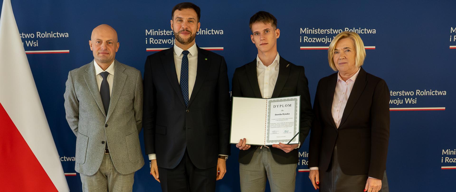 Nagrodzony uczeń Dawid Dynak wraz z wychowawcą i przedstawicielami MRiRW