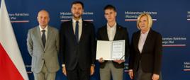  Nagrodzony uczeń Dawid Dynak wraz z wychowawcą i przedstawicielami MRiRW