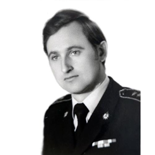 Na zdjęciu starszy chorąży pożarnictwa Edmund Iwański w mundurze wyjściowym bez okrycia głowy