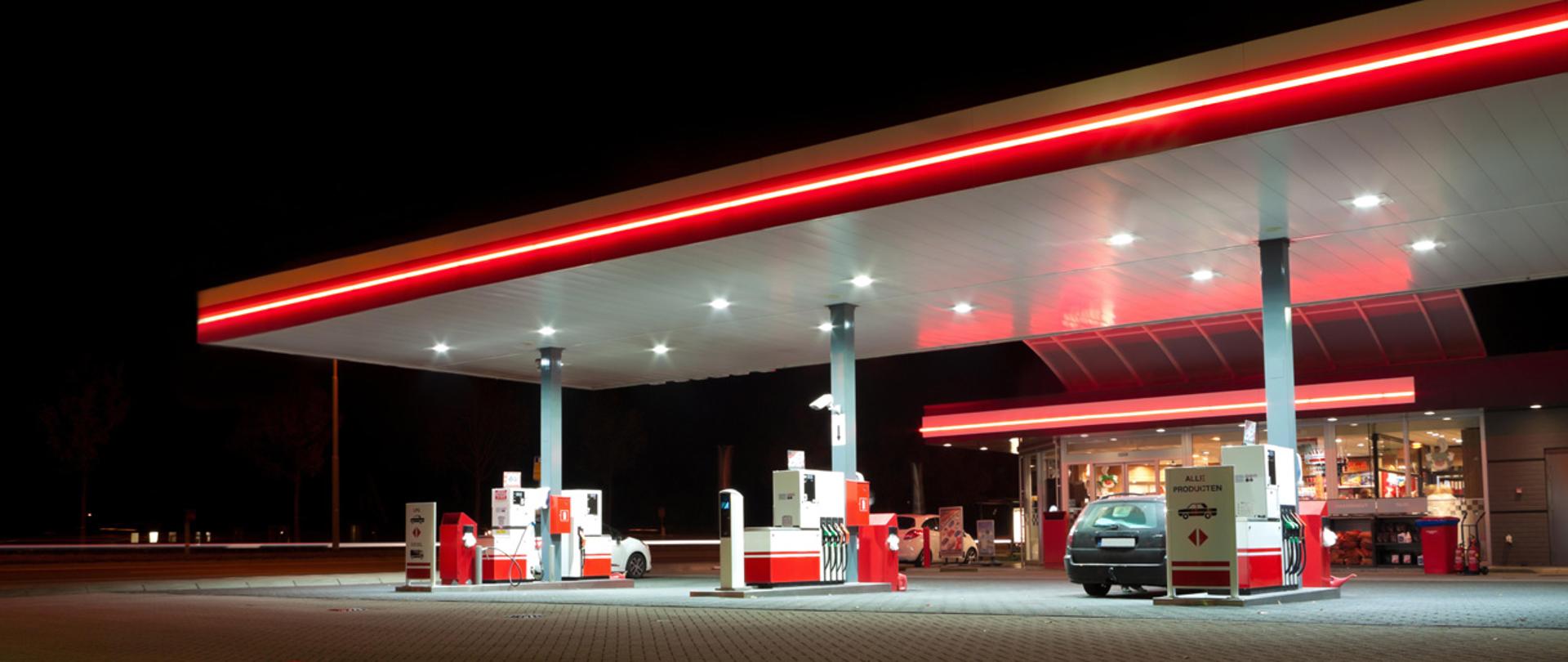 Stacja benzynowa, przy jednym z dystrybutorów samochód.