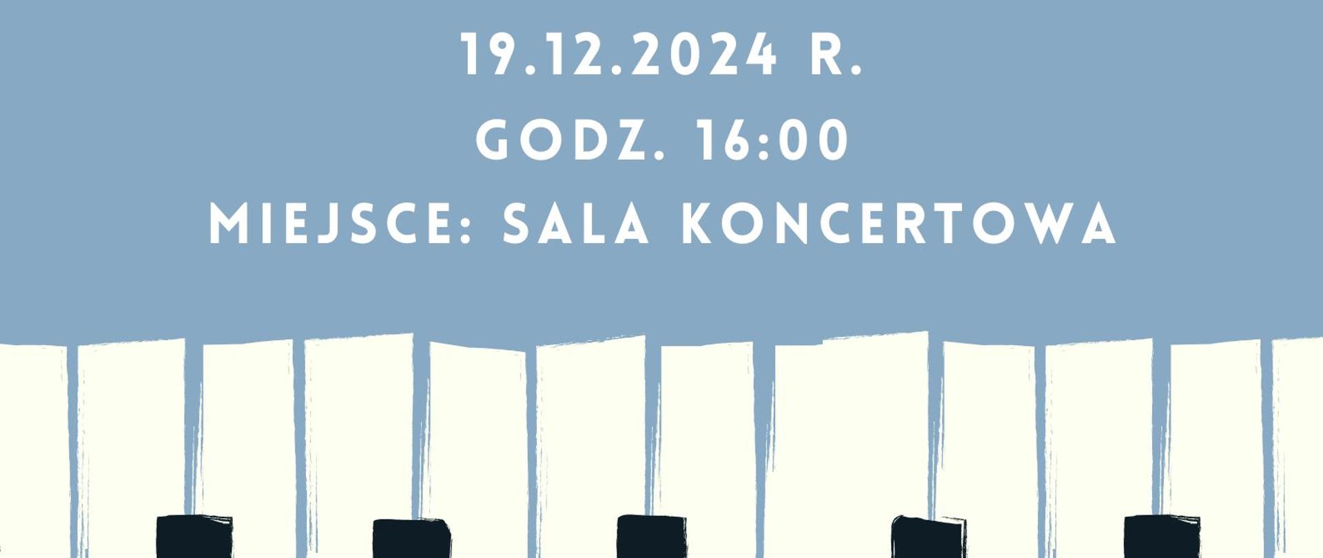 Plakat na jasnoniebieskim tle z napisami w kolorze białym i czarnym. U góry wstawiona jest nazwa szkoły, poniżej nazwa wydarzenia i nauczyciel, jeszcze niżej szczegóły dotyczące wydarzenia, jak data, godzina i miejsce. Całość dopełnia grafika przedstawiająca fragment klawiatury fortepianu z biało-czarnymi klawiszami, wstawiona na dole na całej szerokości plakatu.