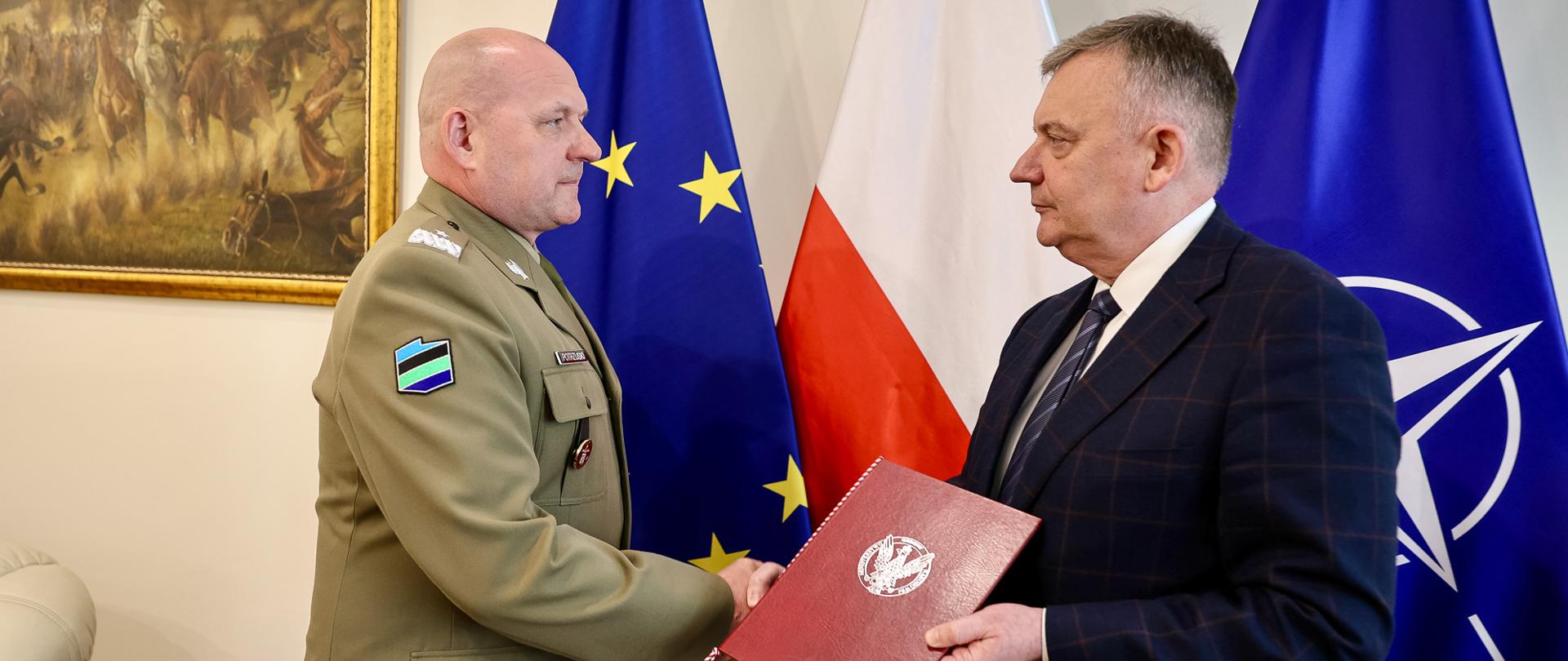 Wicepremier i Minister Obrony Narodowej, Władysław Kosiniak-Kamysz wyznaczył generała brygady Grzegorza Potrzuskiego na stanowisko Szefa Zarządu Planowania i Programowania Rozwoju Sił Zbrojnych P5 Sztabu Generalnego Wojska Polskiego. Decyzja o wyznaczeniu na ww. stanowisko służbowe została dziś wręczona prze wiceministra obrony narodowej, p. Pawła Bejdę.