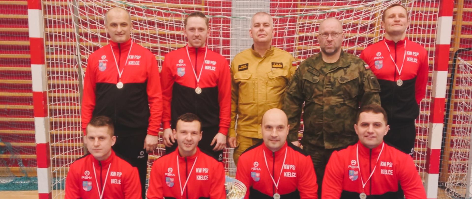 Na zdjęciu drużyna KW PSP Kielce, która zajęła II miejsce w turnieju piłki nożnej. Zawodnicy pozują na tle bramki wspólnie z zastępcą komendanta PSP oraz Komendantem CPdMZ.