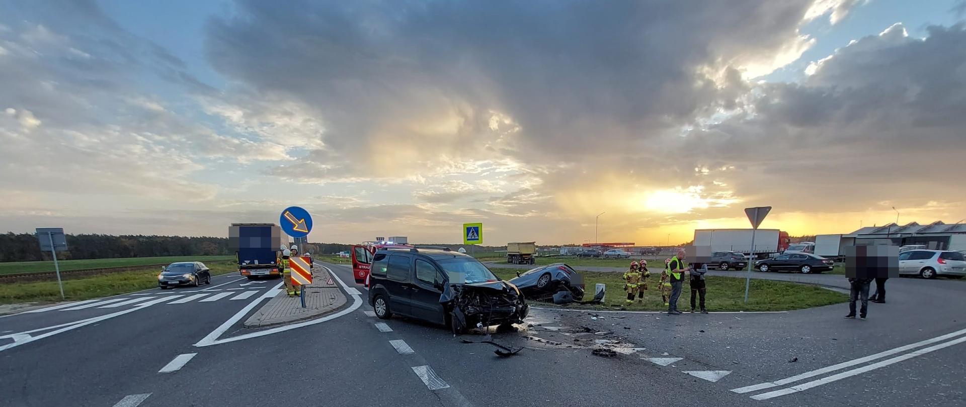 Na zdjęciu widać rozbite pojazdy osobowe oraz wóz straży pożarnej 
