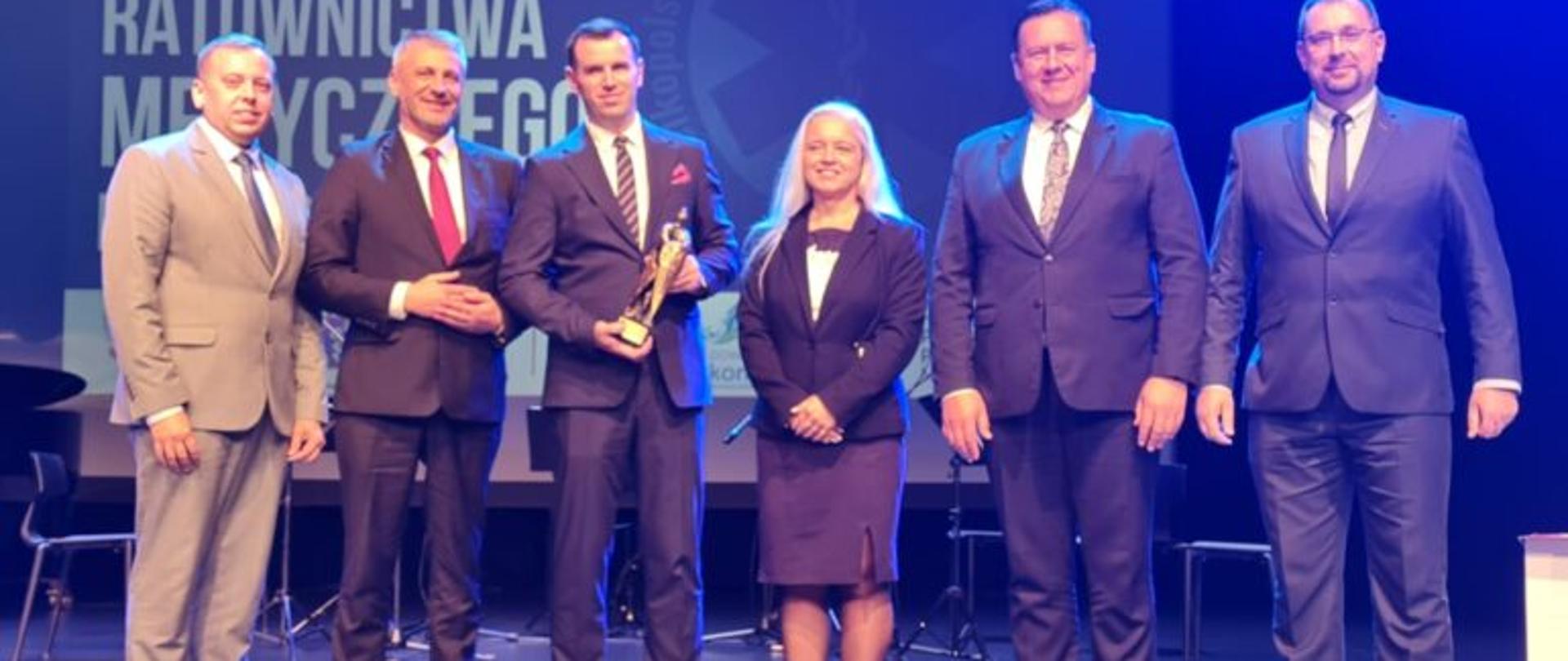 Dyrektor Wydziału Ratownictwa Medycznego i Powiadamiania Ratunkowego Podkarpackiego Urzędu Wojewódzkiego Jakub Dzik w gronie uczestników uroczystości wręczenia nagród Ministra Zdrowia