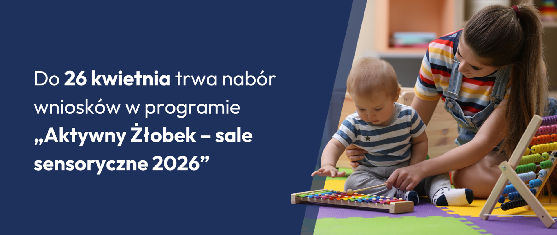 Na grafice ze zdjęciem młodej kobiety opiekującej się dzieckiem treść: "Do 26 kwietnia trwa nabór wniosków w programie "Aktywny Żłóbek - sale sensoryczne 2026".