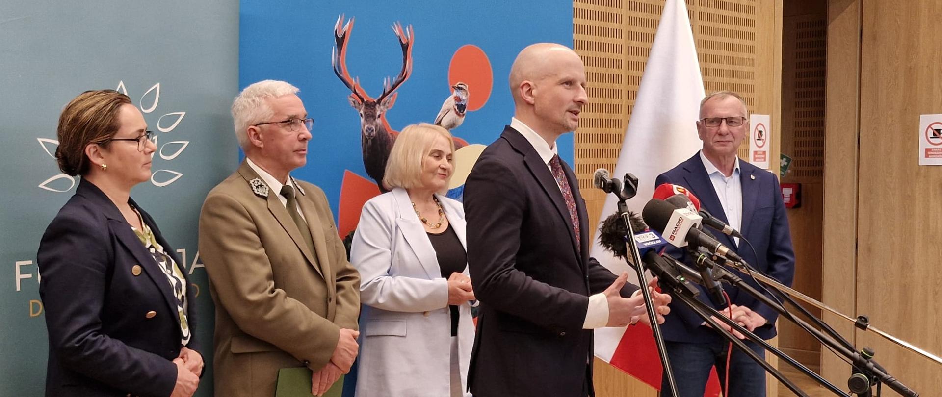 Wiceminister Mikołaj Dorożała podczas konferencji w Jeleniej Górze dotyczącej włączenia Stawów Podgórzyńskich do Karkonoskiego Parku Narodowego