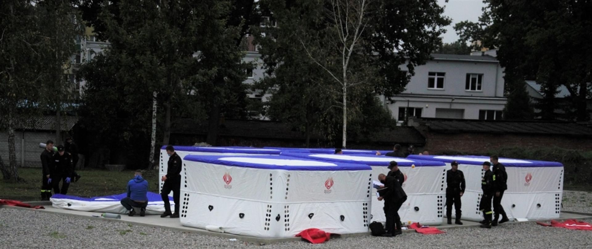 Zdjęcie skokochronów sprawianych przez strażaków