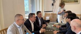 Spotkanie prezesa Wód Polskich Mateusza Balcerowicza i wiceprezesa Wód Polskich Marcina Jarzyńskiego z Tomaszem Bujokiem - Burmistrzem Wisły oraz Beatą Halamą – prezes Wodociągów Ziemi Cieszyńskiej w obecności m.in. Jana Grygiera – dyrektora Wód Polskich w Gliwicach