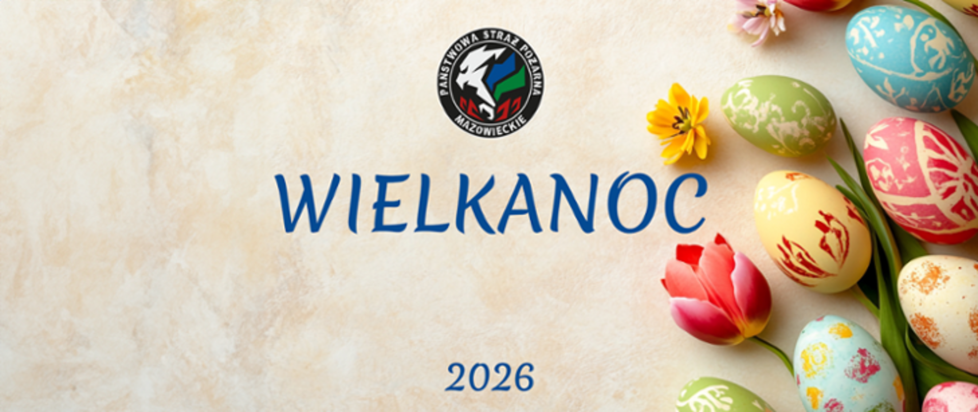 Obraz to estetyczna grafika świąteczna, przygotowana przez mazowieckie struktury Państwowej Straży Pożarnej z okazji Wielkanocy 2026 roku.
Tło i kolorystyka
Grafika ma jasne, ciepłe tło o teksturze przypominającej beżowy kamień lub czerpany papier. Całość jest doświetlona, co nadaje obrazowi lekki i radosny charakter.
Elementy graficzne
Prawa strona grafiki jest bogato zdobiona symbolami wiosennymi i wielkanocnymi:
Pisanki: Grupa kolorowych jajek wielkanocnych o różnych wzorach (zielone, błękitne, różowe i nakrapiane).
Kwiaty: Świeży, czerwono-różowy tulipan oraz mniejszy, żółty kwiatek, które dodają kompozycji naturalności.
Logo: W górnej, centralnej części znajduje się okrągły logotyp Państwowej Straży Pożarnej - Mazowieckie.
Napisy
Na środku grafiki widnieją napisy w głębokim, niebieskim kolorze, wykonane elegancką czcionką:
Duży napis: WIELKANOC
Poniżej mniejszy rok: 2026
Kompozycja jest przejrzysta i harmonijna, łącząc oficjalną identyfikację służb mundurowych z tradycyjną, ciepłą estetyką świąteczną.