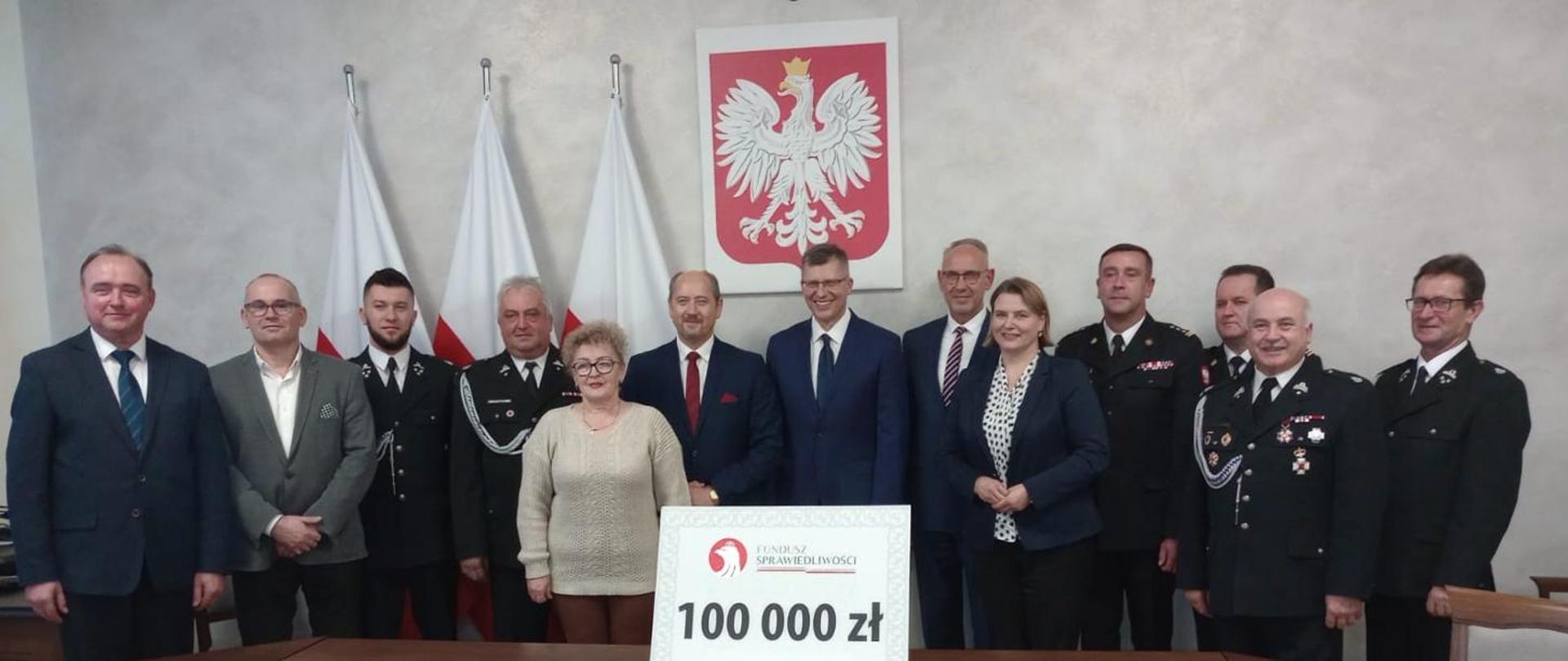 Na zdjęciu uroczyste wręczenie promes na zakup samochodu dla Ochotniczej Straży Pożarnej w Ciemięrzowicach